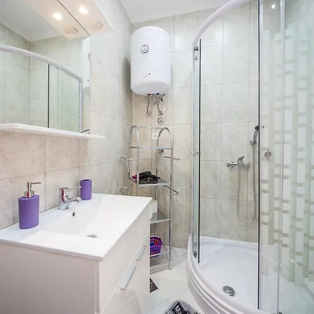With Private Swimming Pool Апартаменты Подстрана