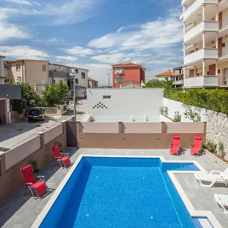With Private Swimming Pool Апартаменты Подстрана