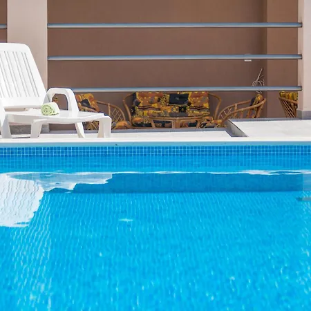 Апартаменты With Private Swimming Pool Подстрана
