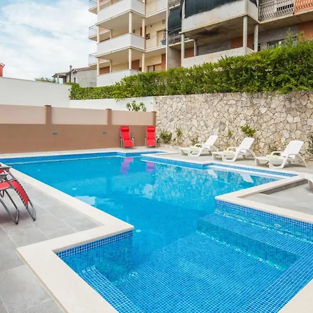 With Private Swimming Pool Апартаменты Подстрана