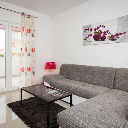 Apartmán With Private Swimming Pool Podstrana