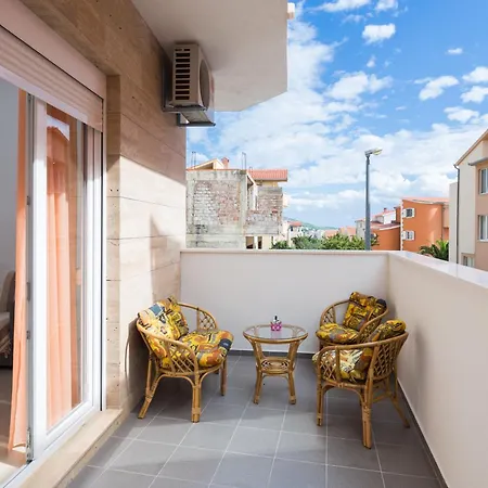 Daire With Private Swimming Pool Podstrana