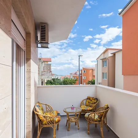 With Private Swimming Pool Podstrana