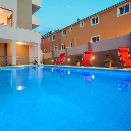 Lägenhet With Private Swimming Pool Podstrana