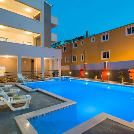 With Private Swimming Pool Daire *