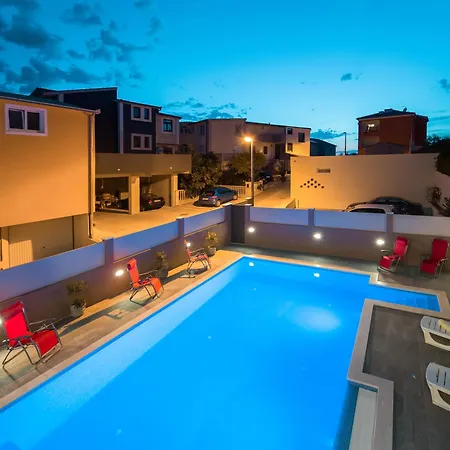 With Private Swimming Pool Daire Podstrana