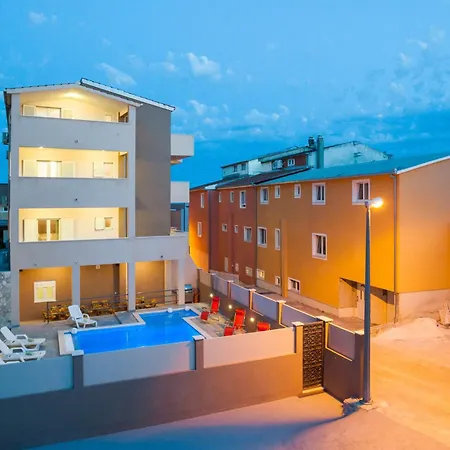 With Private Swimming Pool Daire