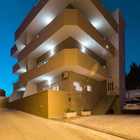 With Private Swimming Pool Podstrana