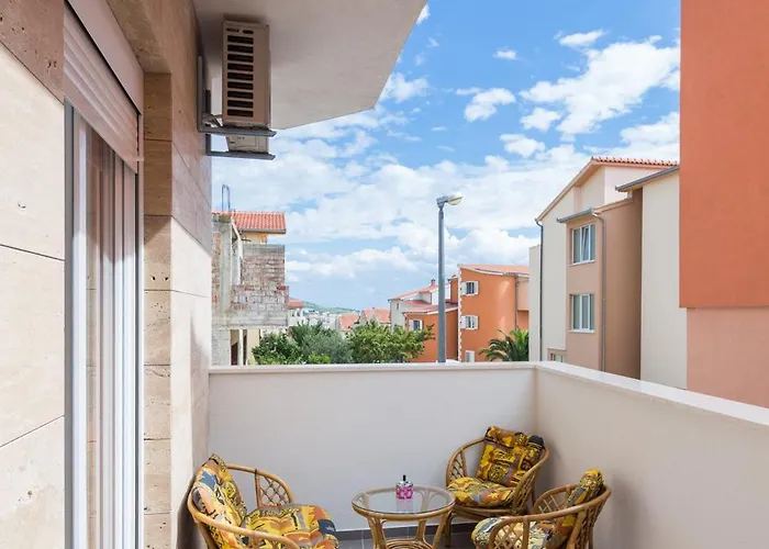 With Private Swimming Pool Podstrana