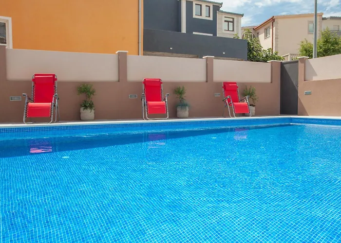 With Private Swimming Pool Lägenhet *