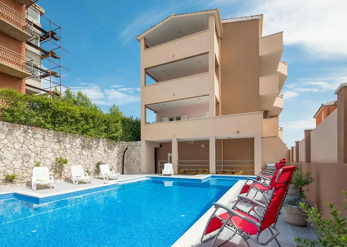 With Private Swimming Pool Podstrana